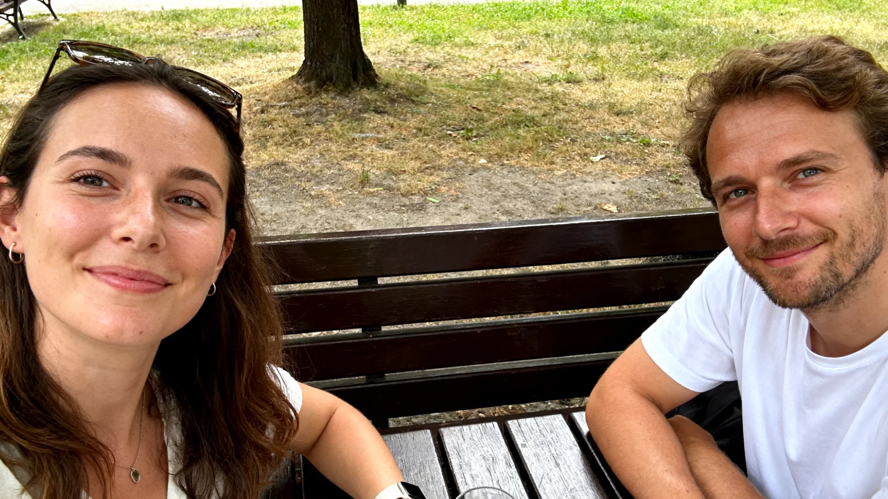 Die Eltern haben Angst, die emotionale Bindung zu ihren Jugendlichen zu verlieren, da diese zunehmend Distanz suchen, sich mehr ihren Freunden zuwenden und weniger Zeit sowie Gespräche mit den Eltern teilen wollen."