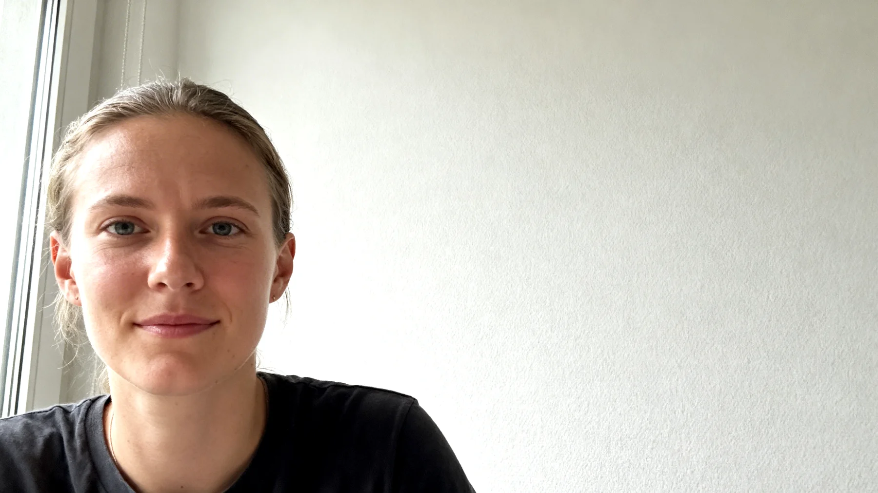 Die Großeltern haben Schwierigkeiten, den Jugendlichen gegenüber Grenzen zu setzen, und geben fast allen Wünschen und Forderungen nach – sei es beim Kauf von Gegenständen, bei Ausgehzeiten oder bei der Umgehung familiärer Regeln. Dies führt dazu, dass die Jugendlichen zunehmend manipulatives Verhalten zeigen und die Großeltern als 'einfachen Ausweg' nutzen, wenn die Eltern 'Nein' sagen."