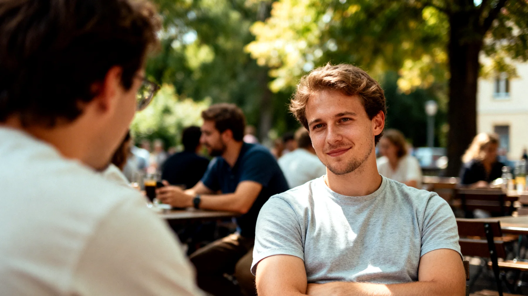 Die Großmutter erlebt eine zunehmende Eifersucht zwischen ihren erwachsenen Enkeln, die um ihre Aufmerksamkeit, ihre Zuneigung und möglicherweise auch um ihr Erbe konkurrieren. Sie fühlt sich zerrissen zwischen den verschiedenen Enkeln und weiß nicht, wie sie fair und gleichzeitig liebevoll mit allen umgehen soll, ohne das Gefühl zu verstärken, jemanden zu bevorzugen."