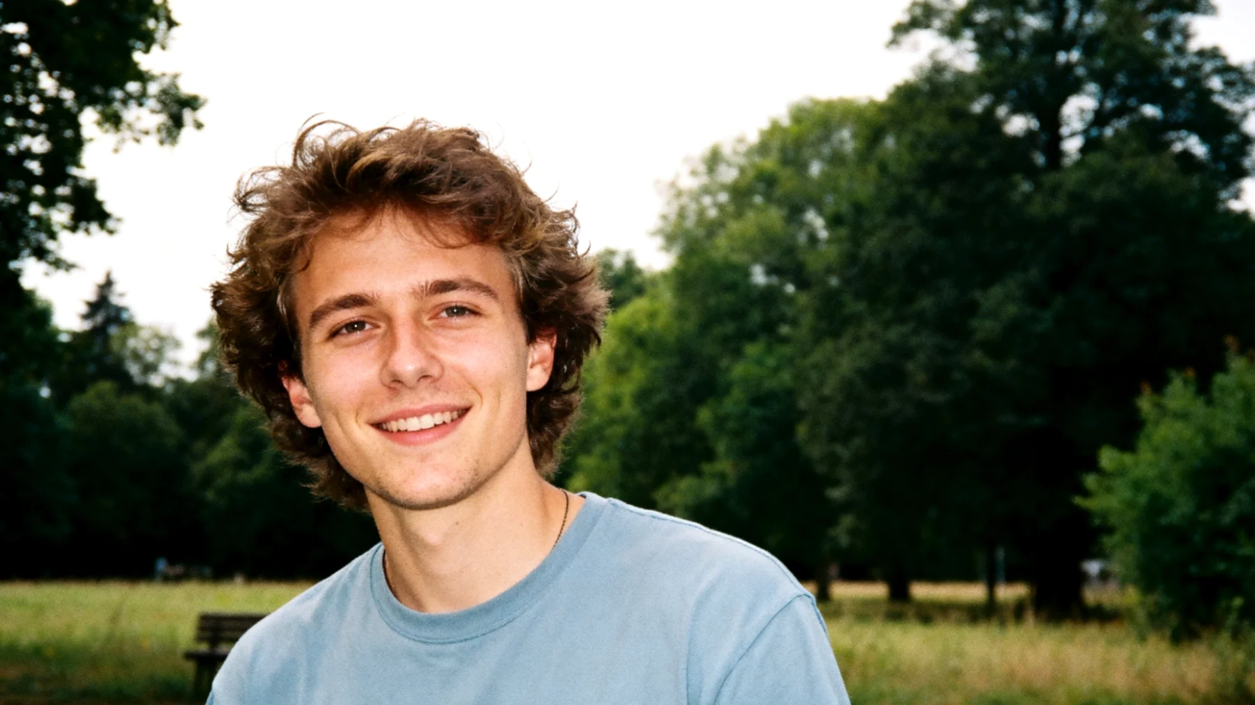 Ein Großvater bemerkt, dass sein jugendlicher Enkel immer seltener Zeit mit ihm verbringt und sich zunehmend von ihm distanziert. Er fragt sich, ob die Bindung, die sie einst hatten, noch existiert, und leidet still unter der Angst, für den Jugendlichen nicht mehr wichtig oder relevant zu sein."