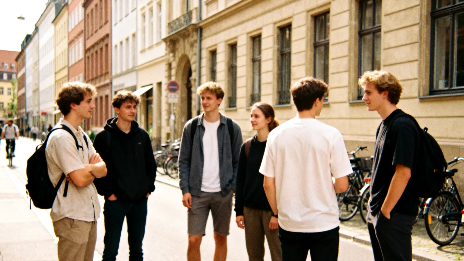 Der Großvater bemerkt, dass sein erwachsener Enkel sich emotional immer mehr verschließt und kaum noch über seine inneren Gefühle, Sorgen oder persönlichen Erlebnisse spricht. Trotz des Wunsches des Großvaters, eine tiefe und vertrauensvolle Verbindung aufrechtzuerhalten, scheitern die Gespräche oft an der Oberfläche – es wird über alltägliche Dinge geredet, aber echte emotionale Nähe bleibt aus. Der Großvater fühlt sich hilflos und fragt sich, wie er den Enkel dazu einladen kann, sich wieder zu öffnen, ohne ihn unter Druck zu setzen."